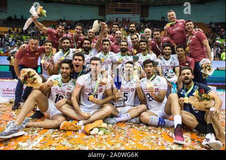 Téhéran, Iran. Sep 21, 2019. Les membres du personnel et les joueurs d'Iran célébrer au cours de la cérémonie de la 2019 Championnat masculin de Volleyball asiatique à Téhéran, Iran, le 21 septembre, 2019. Credit : Ahmad Halabisaz/Xinhua Banque D'Images