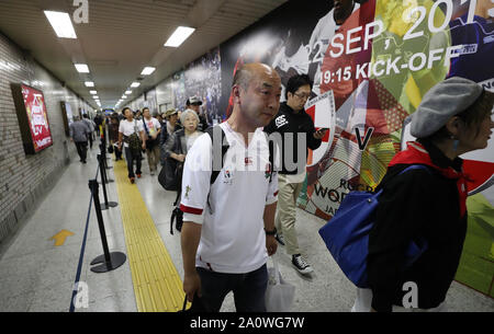 Un homme habillé en local Angleterre shirt fait son chemin depuis le tube à la Coupe du Monde de Rugby 2019 Bassin C match à Sapporo Dome. Banque D'Images