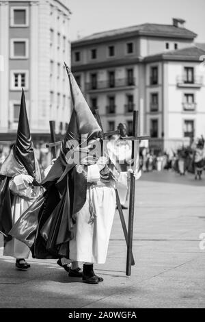 Les gens cagoulés dans une procession. La Semaine Sainte. Banque D'Images