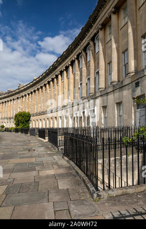 Architecture géorgienne du XVIIIe siècle du Royal Crescent, ville de Bath, Somerset, Angleterre, Royaume-Uni. Un site classé au patrimoine mondial de l'UNESCO. Banque D'Images