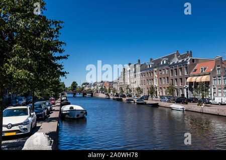 Le Nieuwe Gracht canal dans la vieille ville de Haarlem Banque D'Images
