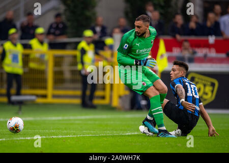 Salutations distinguées Gianluigi (Milan) Lautaro Martinez (Inter) au cours de l'Italien 'Serie' une correspondance entre Milan Inter 0-2 à Giuseppe Meazza, le 21 septembre 2019 à Milan, Italie. Credit : Maurizio Borsari/AFLO/Alamy Live News Banque D'Images