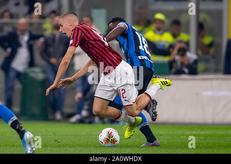 Kojo Kwadwo Asamoah (Inter) Andrea Conti (Milan) au cours de l'Italien 'Serie' une correspondance entre Milan Inter 0-2 à Giuseppe Meazza, le 21 septembre 2019 à Milan, Italie. Credit : Maurizio Borsari/AFLO/Alamy Live News Banque D'Images