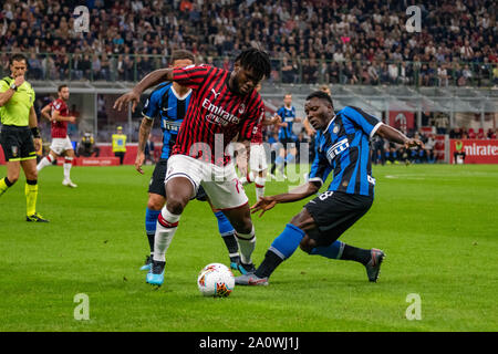 Franck Yannick Kessie (Milan) Stefano Sensi (Inter) Kojo Kwadwo Asamoah (Inter) au cours de l'Italien 'Serie' une correspondance entre Milan Inter 0-2 à Giuseppe Meazza, le 21 septembre 2019 à Milan, Italie. Credit : Maurizio Borsari/AFLO/Alamy Live News Banque D'Images