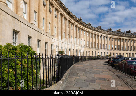 Architecture géorgienne du XVIIIe siècle du Royal Crescent, ville de Bath, Somerset, Angleterre, Royaume-Uni. Un site classé au patrimoine mondial de l'UNESCO. Banque D'Images