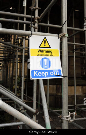 Tenir hors panneau d'avertissement d'échafaudages fixes sur site de construction à Bury Lancashire uk Banque D'Images