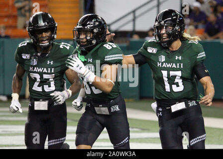 21 septembre 2019 - Hawaii Rainbow Warriors wide receiver Jared Smart # 23 et Hawaii Rainbow Warriors quarterback Cole McDonald # 13 célébrer la première carrière pour touchdown Hawaii Rainbow Warriors receveur Victor # 85 Lincoln pendant le jeu entre l'Hawaii Rainbow Warriors et le Central Arkansas porte à l'Aloha Stadium d'Honolulu, HI - Michael Sullivan/CSM Banque D'Images