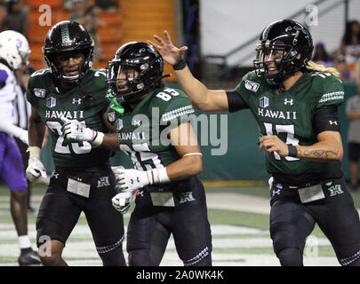 21 septembre 2019 - Hawaii Rainbow Warriors wide receiver Jared Smart # 23 et Hawaii Rainbow Warriors quarterback Cole McDonald # 13 célébrer la première carrière pour touchdown Hawaii Rainbow Warriors receveur Victor # 85 Lincoln pendant le jeu entre l'Hawaii Rainbow Warriors et le Central Arkansas porte à l'Aloha Stadium d'Honolulu, HI - Michael Sullivan/CSM Banque D'Images