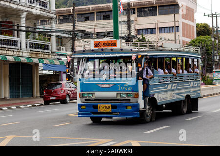 Phang Nga / Thaïlande - 28 mai 2018 : school bus bondés à Phang Nga Thaïlande durs à travers le centre ville Banque D'Images