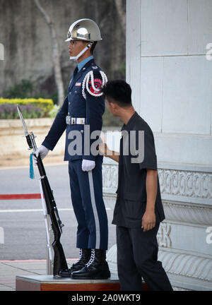 Taipei / Taiwan - le 10 août 2018 : La Garde nationale à l'inspectin martyrs révolutionnaires de culte Taipei Taiwan Banque D'Images