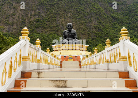 Phang Nga / Thaïlande - 29 mai 2018 : grand noir statue de Bouddha à Phang Nga park Thaïlande Banque D'Images