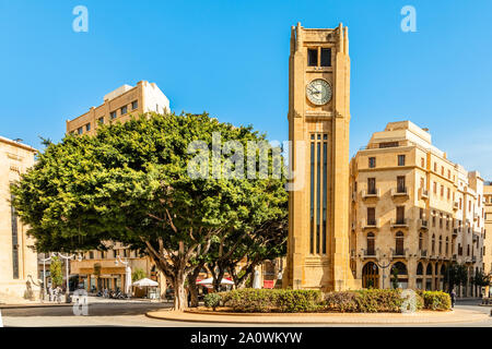 Al-Abed Nejmeh Square tour de l'horloge avec arbre et bâtiments autour, Beyrouth, Liban Banque D'Images