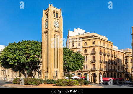 Al-Abed Nejmeh Square tour de l'horloge avec arbre et bâtiments autour, Beyrouth, Liban Banque D'Images