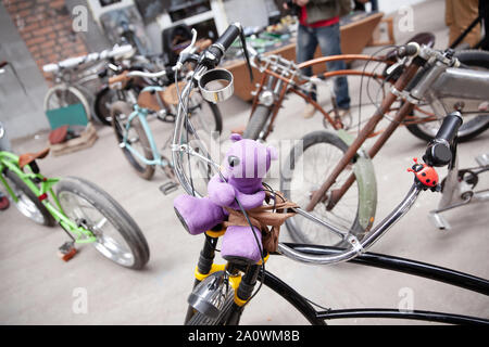 Grande sélection d'une variété de vélos dans le magasin de sport Banque D'Images