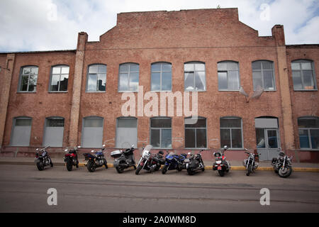 Biélorussie, Minsk, le 17 mai 2015, rue Oktyabrskaya, biker festival. motos motards près du bâtiment du club de la ville Banque D'Images