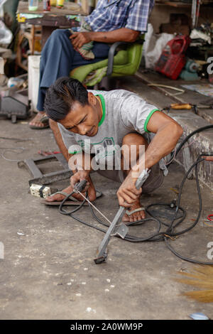 Phang Nga / Thaïlande - 28 mai 2018 : réparations mécaniques un camion en face de son atelier en bordure de la Thaïlande à Phang Nga Banque D'Images