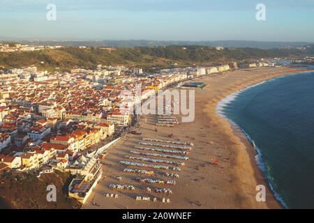 Belle vue aérienne de la ville de Leiria au Portugal. Coucher du soleil au-dessus de la côte. Banque D'Images