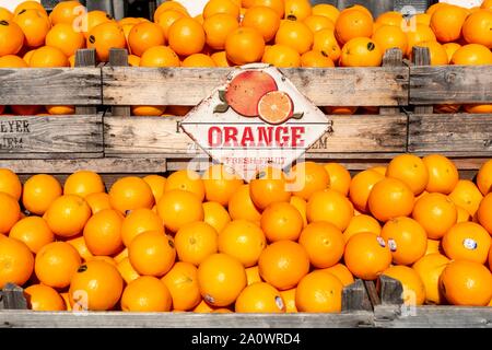 Les oranges, les fruits empilés dans une boîte, Japon Banque D'Images