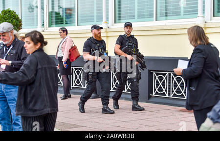 Brighton UK 22 Septembre 2019 - Sécurité des policiers armés lors de la conférence du parti travailliste qui a lieu au centre de Brighton cette année. Crédit photo : Simon Dack / Alamy Live News Banque D'Images