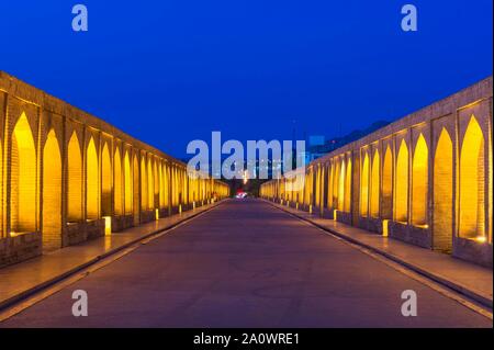 Allumé Si-O-se Pol Bridge ou Allah-Verdi Khan Bridge at Dusk, Ispahan, Iran Banque D'Images