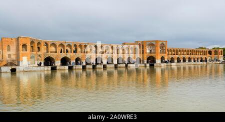 Pont Khaju sur rivière Zayandeh-Rud, Ispahan, Iran Banque D'Images