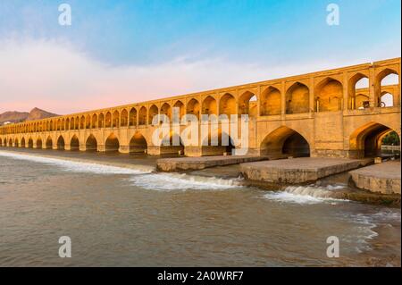 Si-O-se Pol Bridge ou Allah-Verdi Zayande-Rud Khan Pont sur rivière, Esfahan, Iran Banque D'Images