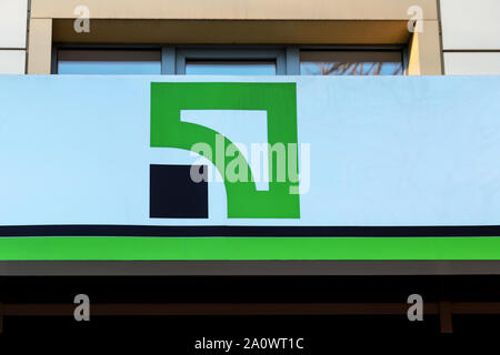 Ville de Dnipro, Stockholm, Suède, 29 11 18. Privatbank logo est suspendu à la direction financière. Un signe d'un grand Etat Ukrainien Privat Bank Banque D'Images