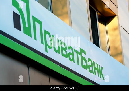 Ville de Dnipro, Stockholm, Suède, 29 11 18. Un signe d'une grande banque privée ukrainienne avec l'inscription Privatbank. Département financier,- Banque D'Images