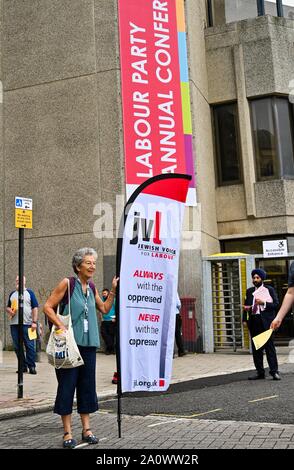 Brighton UK 22 Septembre 2019 - Membre de la voix juive pour la main-d'œuvre à l'extérieur de la conférence du parti travailliste qui a lieu au centre de Brighton cette année. Crédit photo : Simon Dack / Alamy Live News Banque D'Images