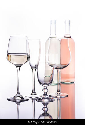 Verre de vin rose et quelques verres de vin de différents types dans la transparence Banque D'Images