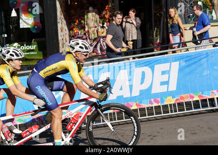 Cyclistes danois Loise Jannering et Jenny Eliasson dans l'UCI 2019 Para-Cyclisme international, Harrogate, North Yorkshire, Angleterre, Royaume-Uni. Banque D'Images