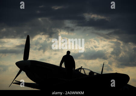 Un Supermarine Spitfire sur la piste pendant la bataille d'Angleterre de Duxford Air Show à l'Imperial War Museum de Duxford, Cambridgeshire. Banque D'Images