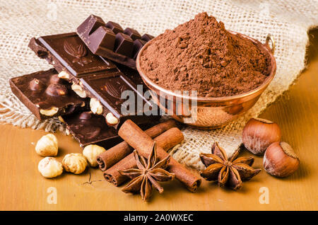 Ingrédients avec la poudre de cacao, noisettes, épices, et de chocolat aux noisettes Banque D'Images