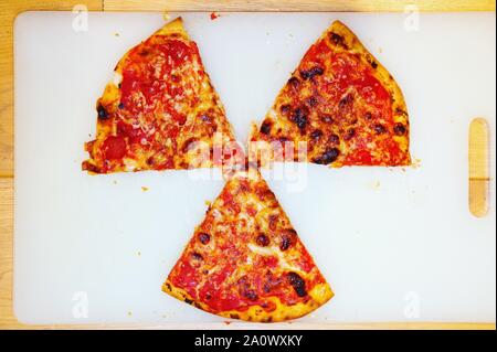 Pizza slice / tranches coupées en tranches formant la zed sig symbole de rayonnement ionisant / non ionisants. Peut être utilisé pour illustrer les niveaux de radiation ou le niveau de contamination de la radioactivité dans les aliments. (113) Banque D'Images