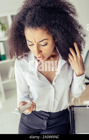 Choqué african american woman in office thermomètre Banque D'Images