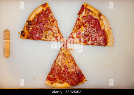 Pizza slice / tranches coupées en tranches formant la zed sig symbole de rayonnement ionisant / non ionisants. Peut être utilisé pour illustrer les niveaux de radiation ou le niveau de contamination de la radioactivité dans les aliments. (113) Banque D'Images