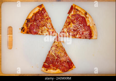 Pizza slice / tranches coupées en tranches formant la zed sig symbole de rayonnement ionisant / non ionisants. Peut être utilisé pour illustrer les niveaux de radiation ou le niveau de contamination de la radioactivité dans les aliments. (113) Banque D'Images