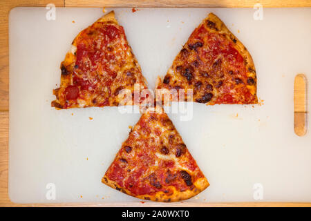 Pizza slice / tranches coupées en tranches formant la zed sig symbole de rayonnement ionisant / non ionisants. Peut être utilisé pour illustrer les niveaux de radiation ou le niveau de contamination de la radioactivité dans les aliments. (113) Banque D'Images