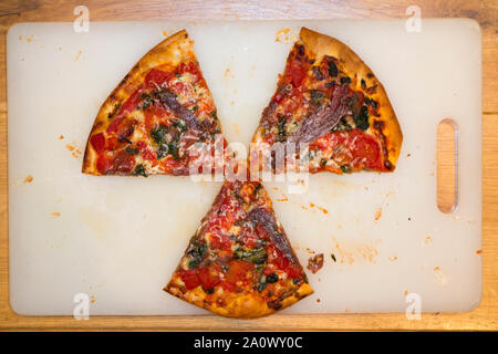 Pizza slice / tranches coupées en tranches formant la zed sig symbole de rayonnement ionisant / non ionisants. Peut être utilisé pour illustrer les niveaux de radiation ou le niveau de contamination de la radioactivité dans les aliments. (113) Banque D'Images