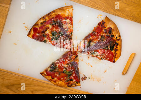 Pizza slice / tranches coupées en tranches formant la zed sig symbole de rayonnement ionisant / non ionisants. Peut être utilisé pour illustrer les niveaux de radiation ou le niveau de contamination de la radioactivité dans les aliments. (113) Banque D'Images