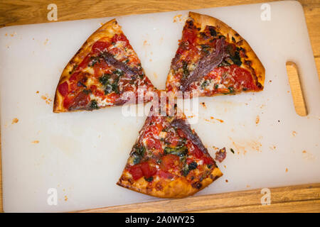 Pizza slice / tranches coupées en tranches formant la zed sig symbole de rayonnement ionisant / non ionisants. Peut être utilisé pour illustrer les niveaux de radiation ou le niveau de contamination de la radioactivité dans les aliments. (113) Banque D'Images