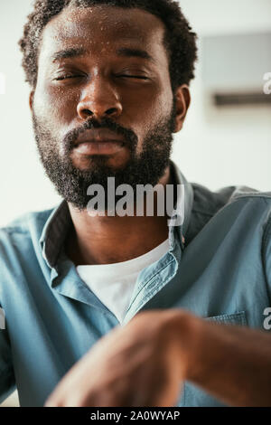 African American man de sueur sur le visage souffrant de la chaleur de l'été avec les yeux fermés Banque D'Images