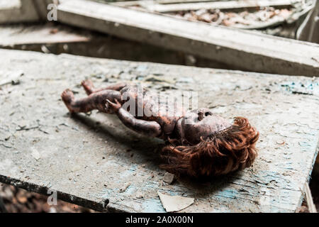 Focus sélectif de sales et brûlés baby doll sur sol en bois endommagé 24 Banque D'Images