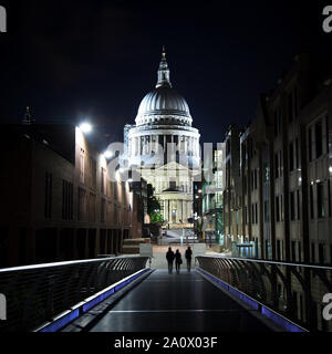 La Cathédrale St Paul de nuit, vu depuis le pont du Millénaire. La fin de nuit, les piétons peuvent être vu en silhouette au premier plan. Banque D'Images