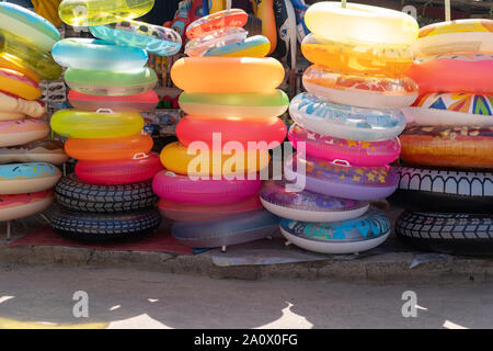 De nombreux cercles de couleur multi gonflables vendus sur le marché près de la mer en vacances. Banque D'Images