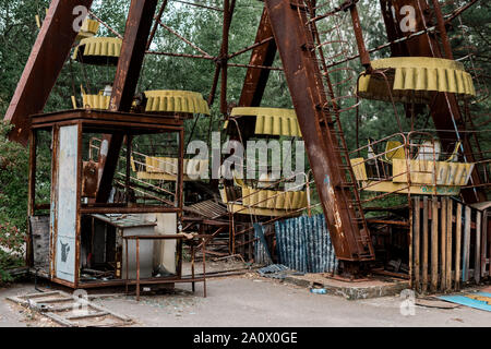 Grande roue rouge et Rusty dans amusement park Banque D'Images