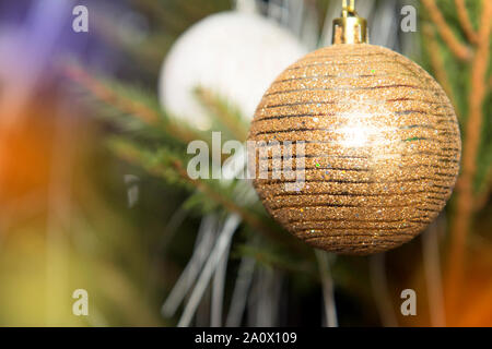 Boules de Noël avec ruban frisé sur arbre de Noël. De l'arbre de Noël closeup Banque D'Images