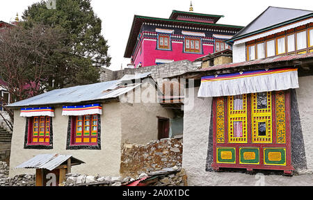 Tendance intéressante sur les fenêtres de Tengboche monastère Bouddhiste. Trekking au camp de base de l'Everest, la vallée de Khumbu, parc national de Sagarmatha, Solukhumbu Banque D'Images