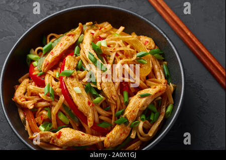 Nouilles Poulet Schezwan Chow Mein ou Hakka ou en noir bol à fond sombre. Nouilles Schezwan est l'indo-chinoise plat chaud avec des nouilles Udon, Banque D'Images