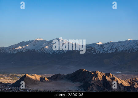 La gamme de montagne de neige autour de Leh ville située dans le nord de l'état indien du Jammu-et-Cachemire, en Inde. Banque D'Images